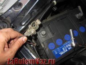Замена клемм проводов аккумулятора на всех автомобилях ВАЗ