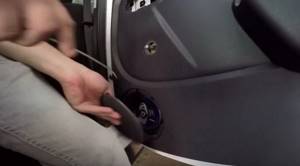 Как снять обшивку дверей Рено Дастер: передняя, задняя, багажника, замена замка
