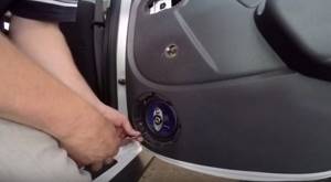 Как снять обшивку дверей Рено Дастер: передняя, задняя, багажника, замена замка