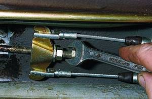 Ручник (стояночный тормоз) Кашкая: натягиваем и заменяем трос, фото