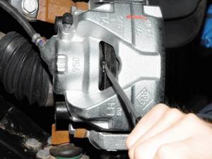 Замена передних тормозных колодок Рено Дастер, как поменять накладки duster, какие купить, артикул